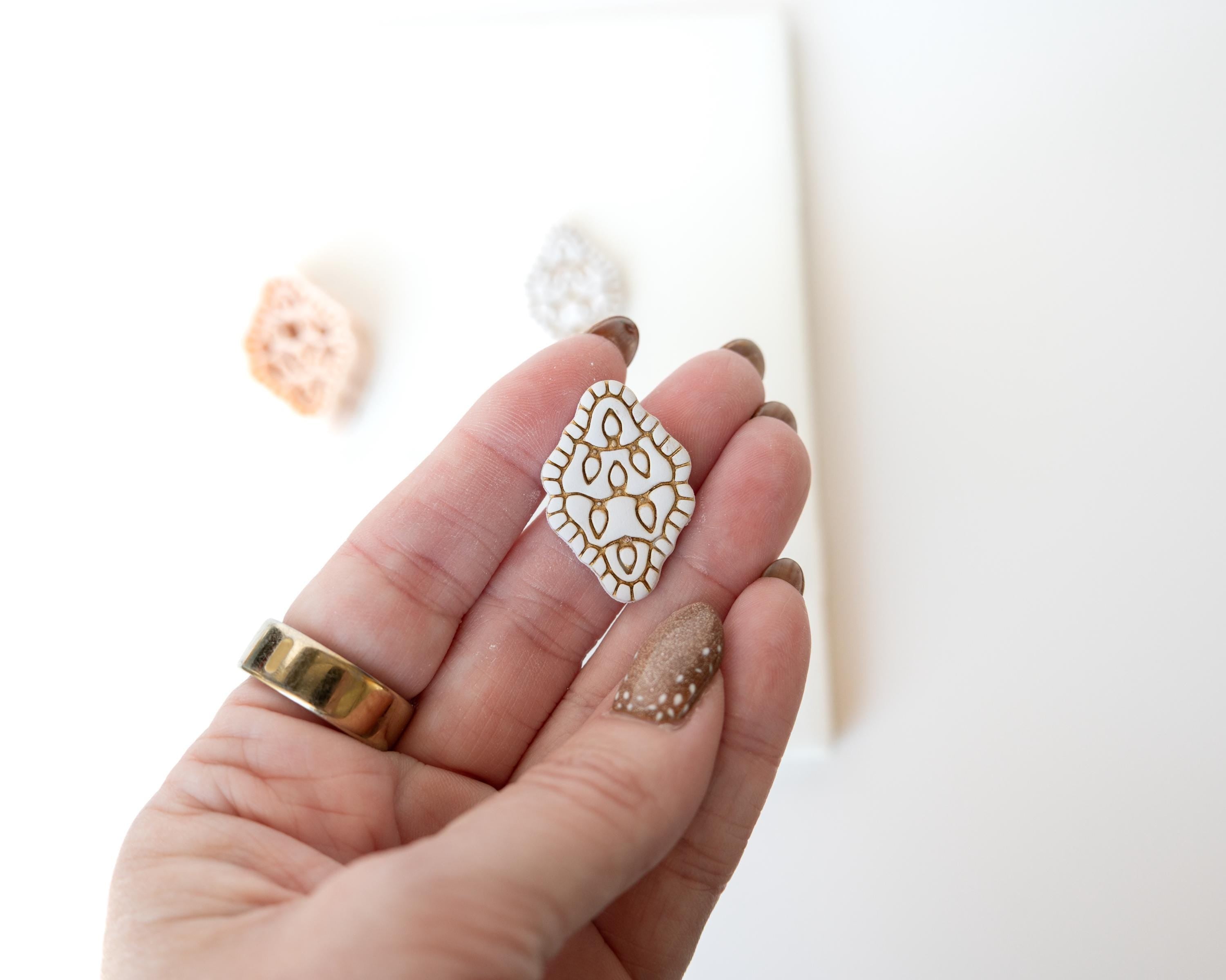 Christmas Bulb Cameo - Holiday Clay Cutter 2026