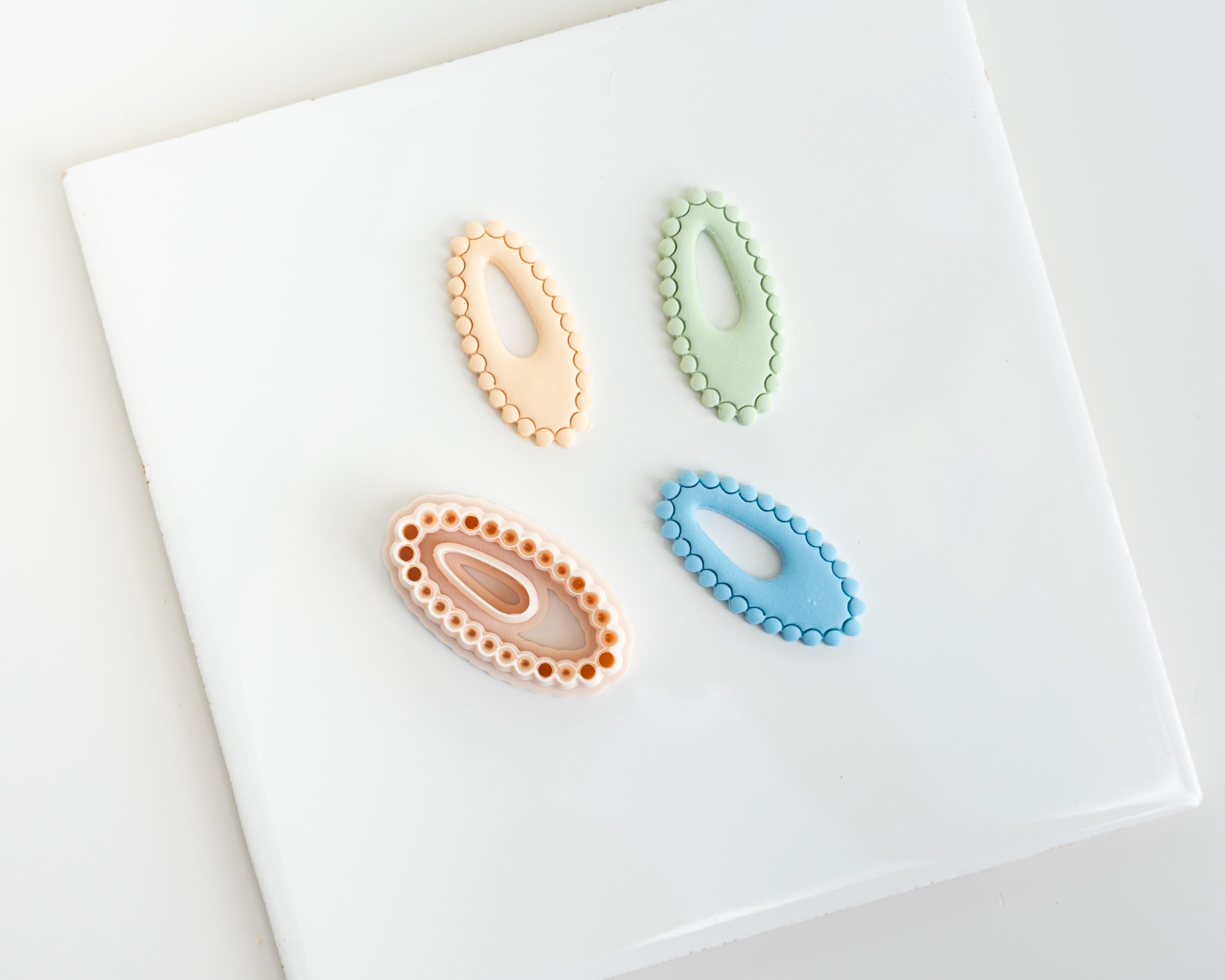 Bubble Oval | Simple beaded clay cutter