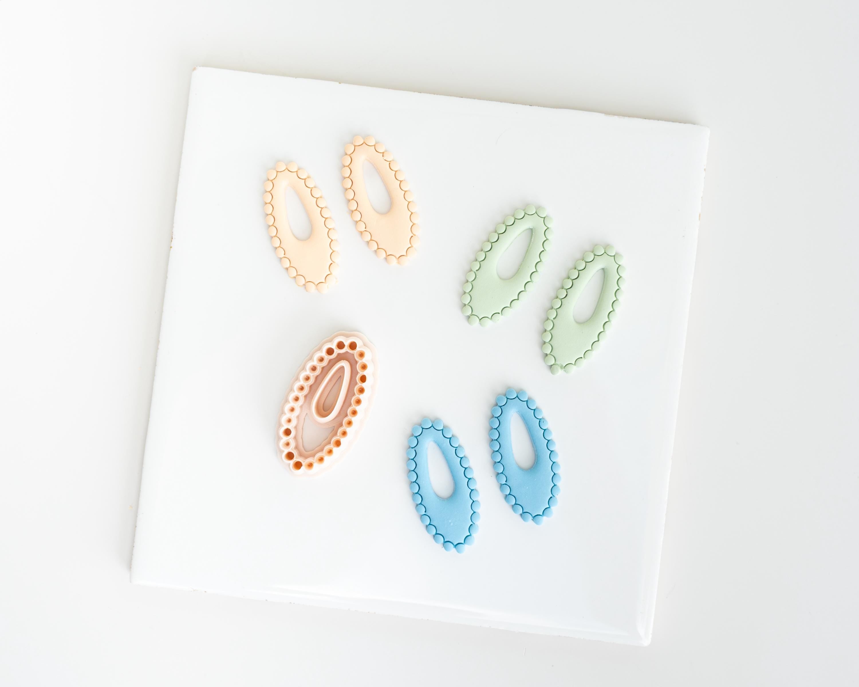 Bubble Oval | Simple beaded clay cutter