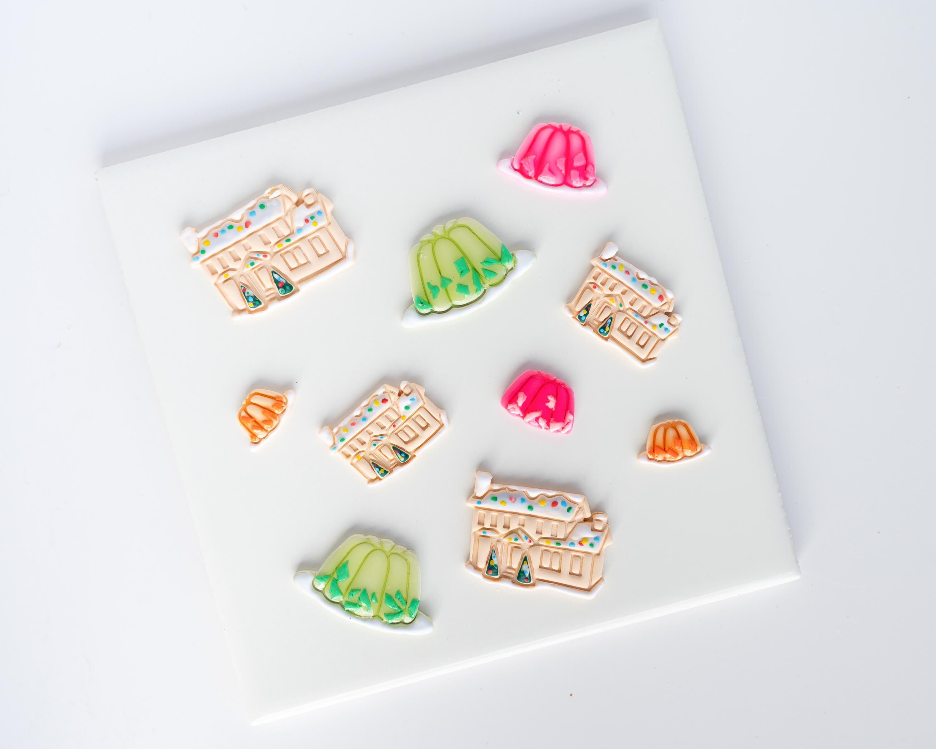 Exterior Illumination - Hand-Drawn House with Snow - Christmas Vacation Clay Cutter